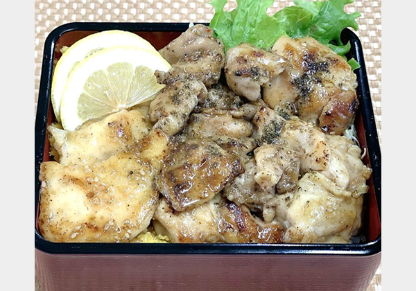 厳選3種の焼鳥重～もも・むね・ハラミ～